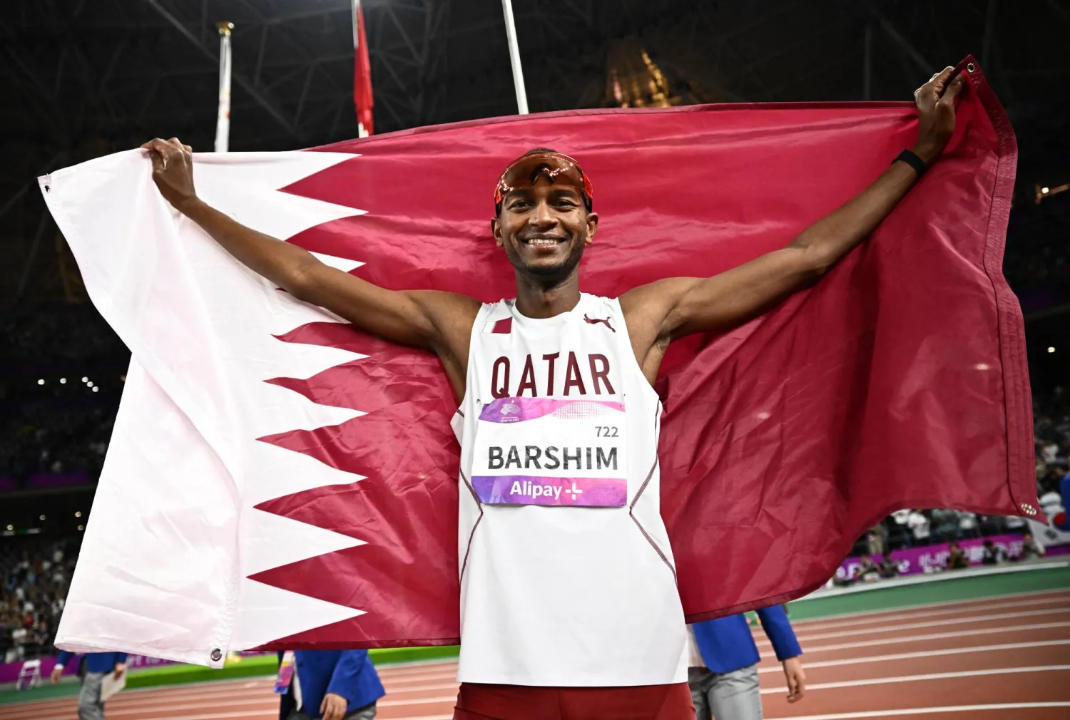  القطري معتز برشم بعد حصد الذهبية (رويترز)