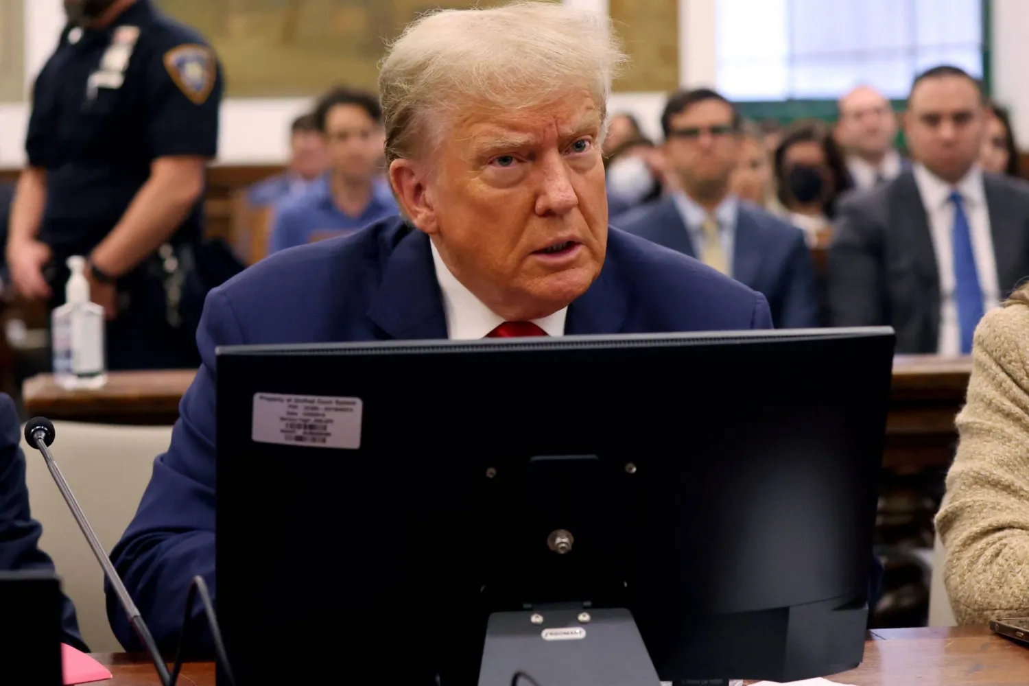 الرئيس الأميركي السابق دونالد ترمب في قاعة المحكمة في نيويورك الأربعاء لليوم الثالث على التوالي (أ.ف.ب)