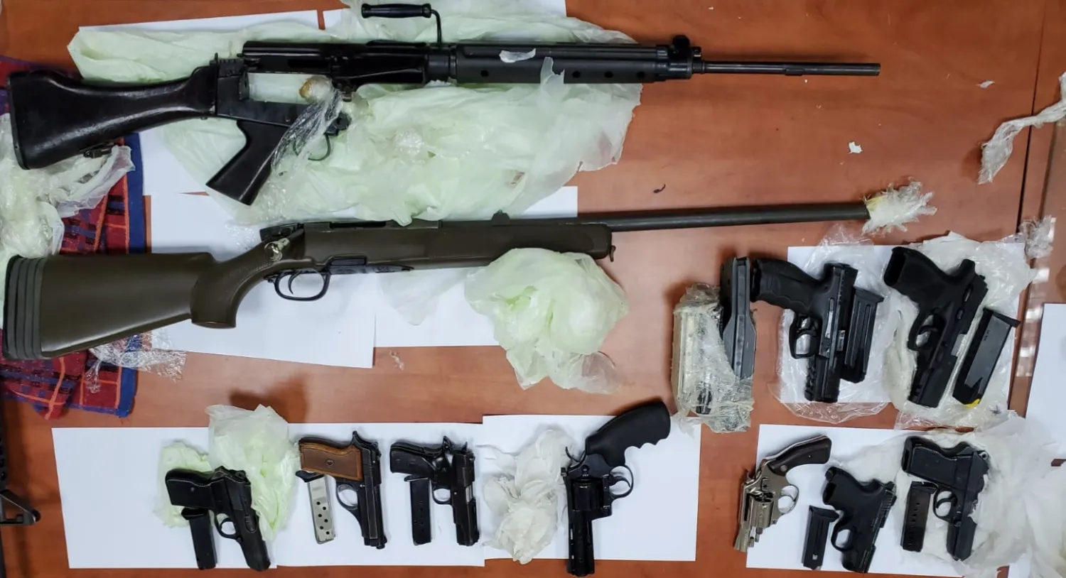 مجموعة من الأسلحة التي صودرت من المهربين (الشرطة الإسرائيلية)