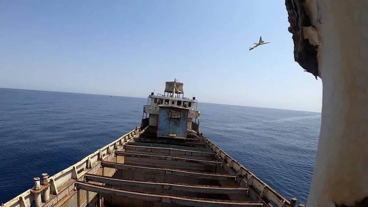 صورة وزّعها الجيش الإيراني من محاكاة هجوم بطائرة مسيرة على سفينة راسية في البحر