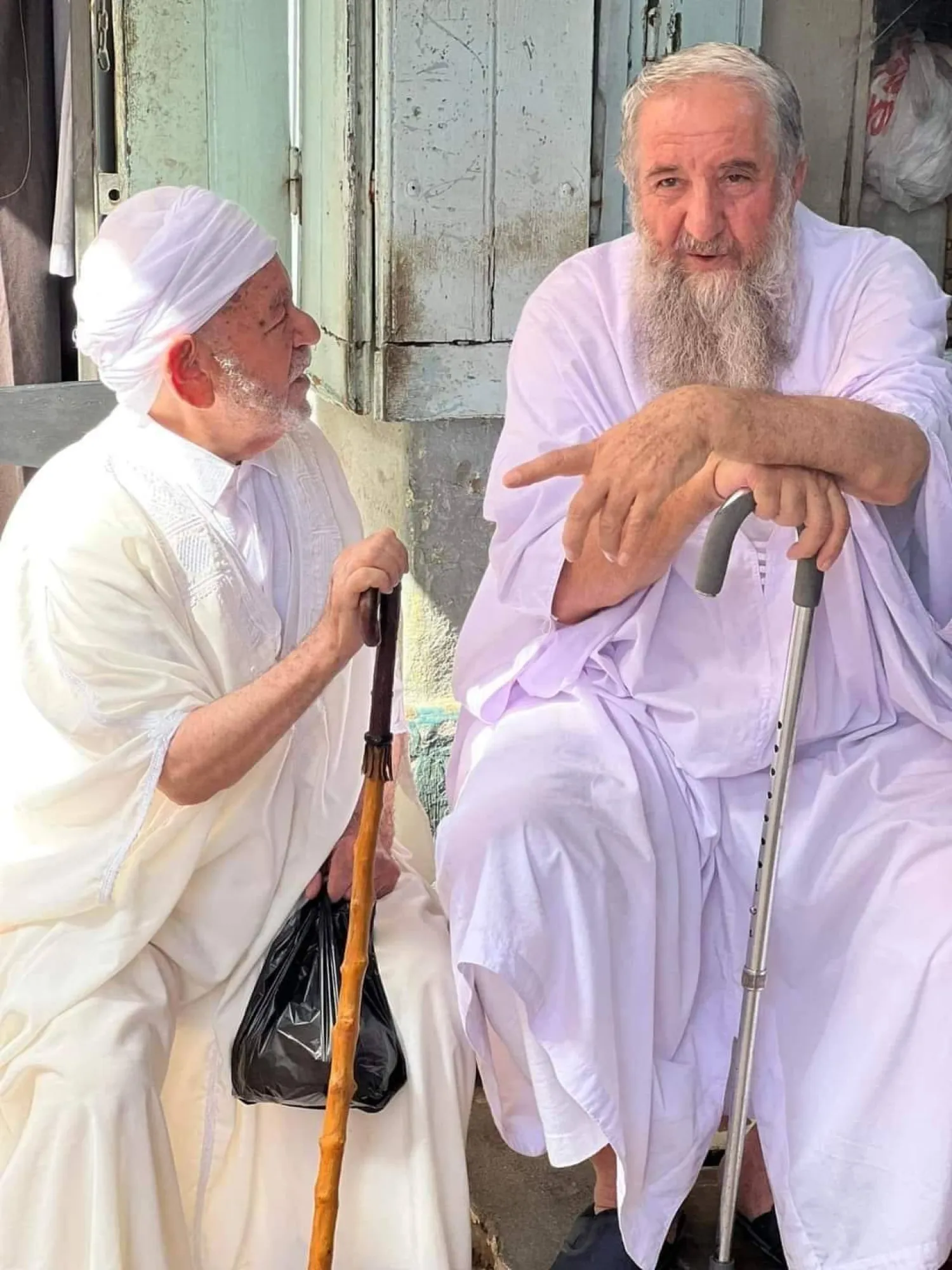 علي بن حجر (يمين) زعيم الرابطة الإسلامية للدعوة والجهاد سابقاً (حساب نجله بالإعلام الاجتماعي)