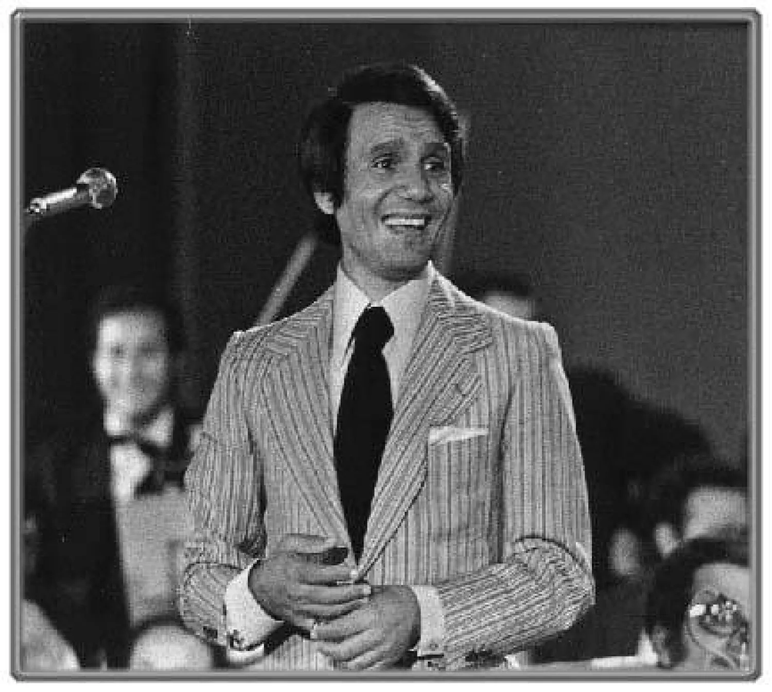  «العندليب» في إحدى حفلاته (أرشيفية) 