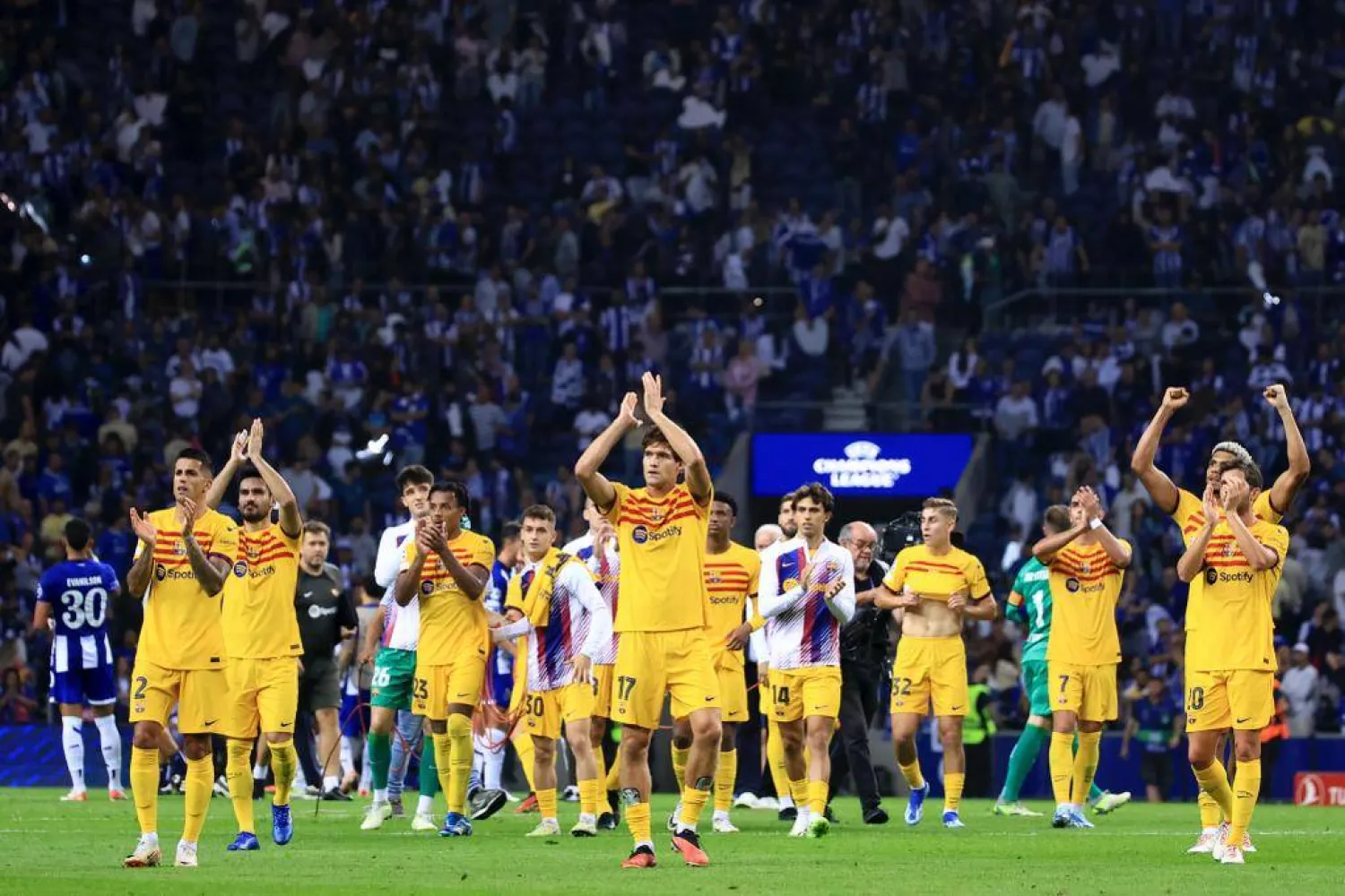 «أبطال أوروبا»: برشلونة يهدي تشافي فوزاً ثميناً في مباراته الـ100