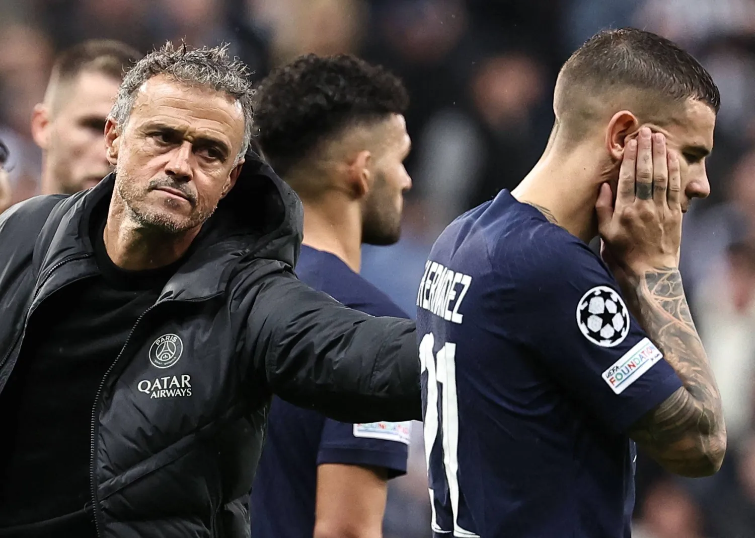 لويس إنريكي حاول تهدئة الوضع بين اللاعبين (أ.ف.ب)