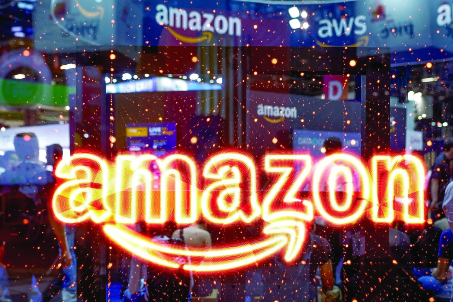 شعار شركة «أمازون» التي حققت نتائج فصلية تفوق التوقعات (رويترز)