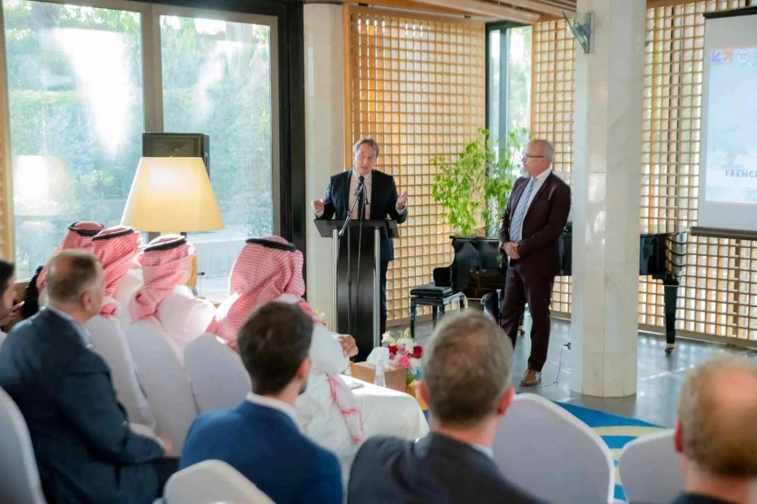 جانب من ورشة عمل نظمتها السفارة الفرنسية في الرياض بمناسبة تدشين «يو يو دي إس» لفرع جديد في المملكة (الشرق الأوسط)