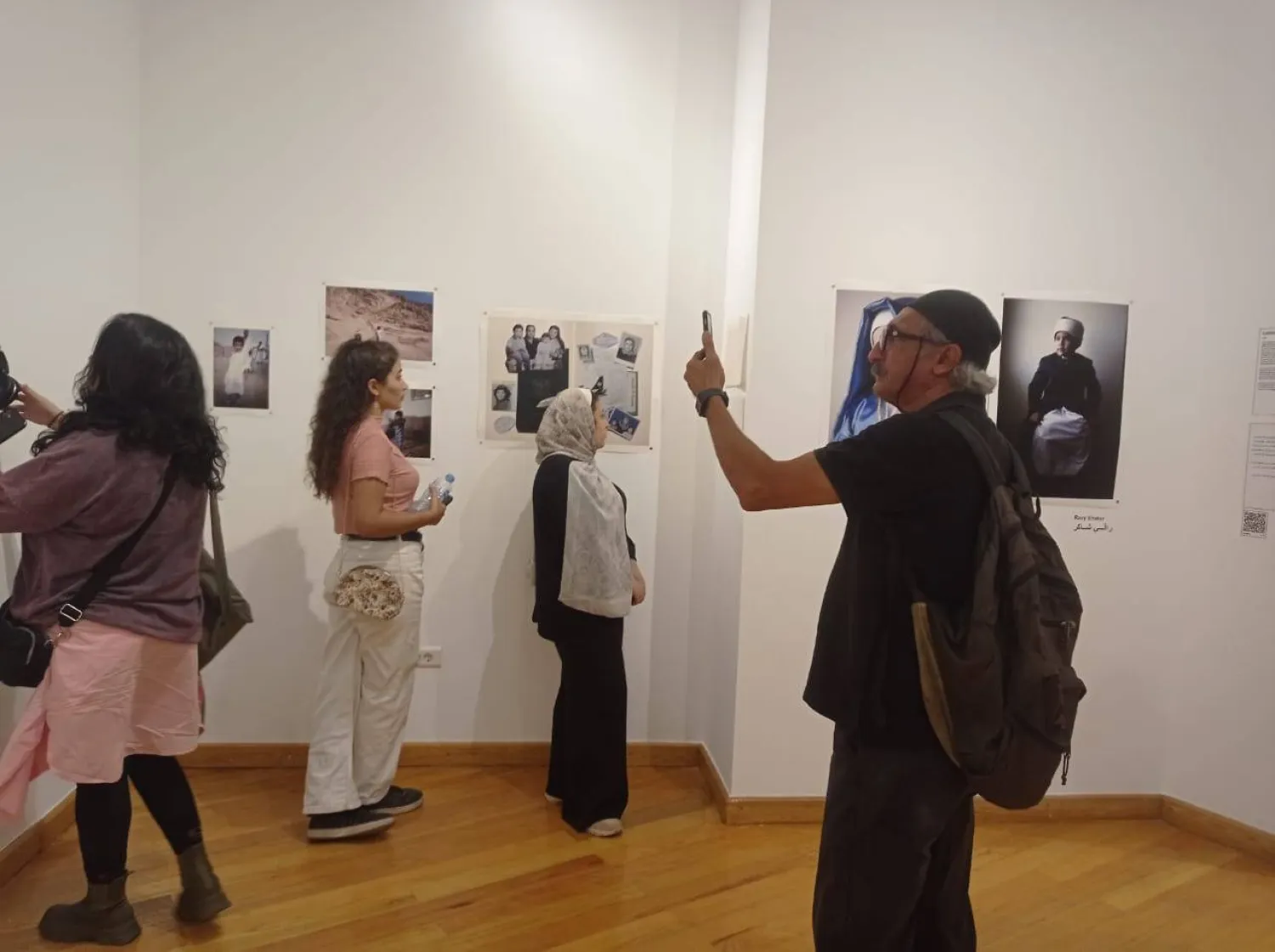 القصص الشخصية في المعرض تجد صداها لدى الزوار (إدارة المعرض)
