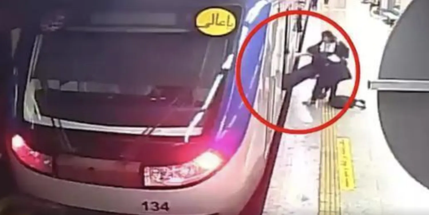 صورة من فيديو التقطته كاميرا مراقبة ويظهر لحظة انهيار الفتاة في مترو الأنفاق في العاصمة الإيرانية طهران (متداولة)