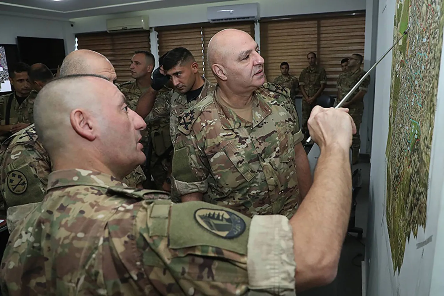 قائد الجيش اللبناني العماد جوزيف عون يطّلع على الوضع على الحدود الشرقية مع سوريا مع أحد الضباط (حساب الجيش اللبناني على «إكس» - أ.ف.ب)