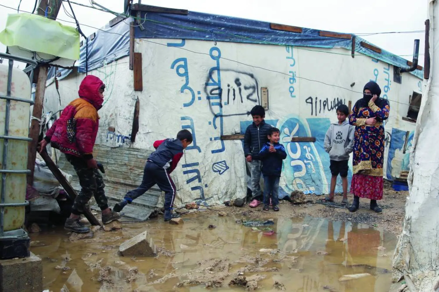 أحد مخيمات النازحين السوريين في منطقة البقاع اللبنانية (أ.ب)