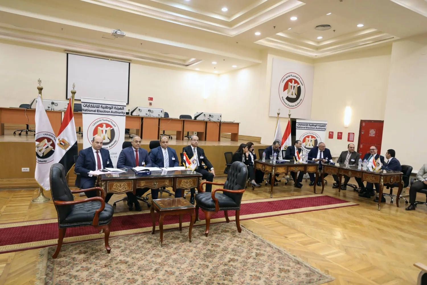 قضاة الهيئة الوطنية للانتخابات بانتظار المرشحين المحتملين للرئاسية المصرية (إ.ب.أ)