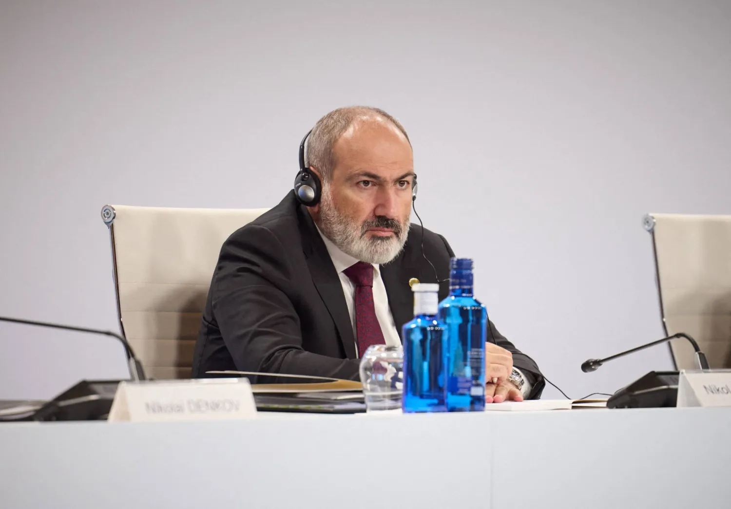 رئيس وزراء أرمينيا نيكول باشينيان خلال اجتماع المجموعة السياسية الأوربية في غرناطة الخميس (أ.ف.ب)