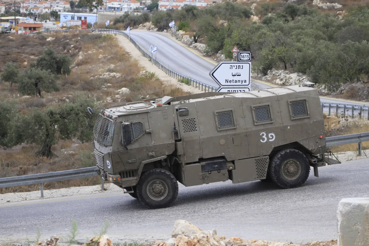 مركبة عسكرية إسرائيلية في الضفة الغربية (د.ب.أ)