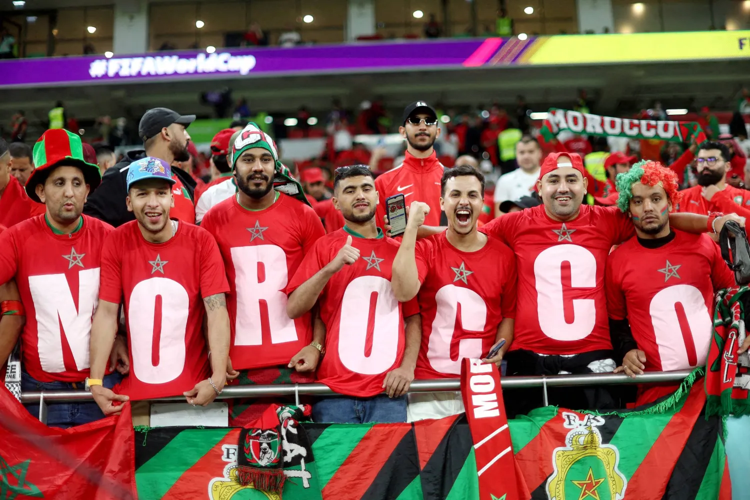 الجماهير المغربية لدى مساندتها لمنتخب بلادها خلال مونديال العالم في قطر (رويترز)