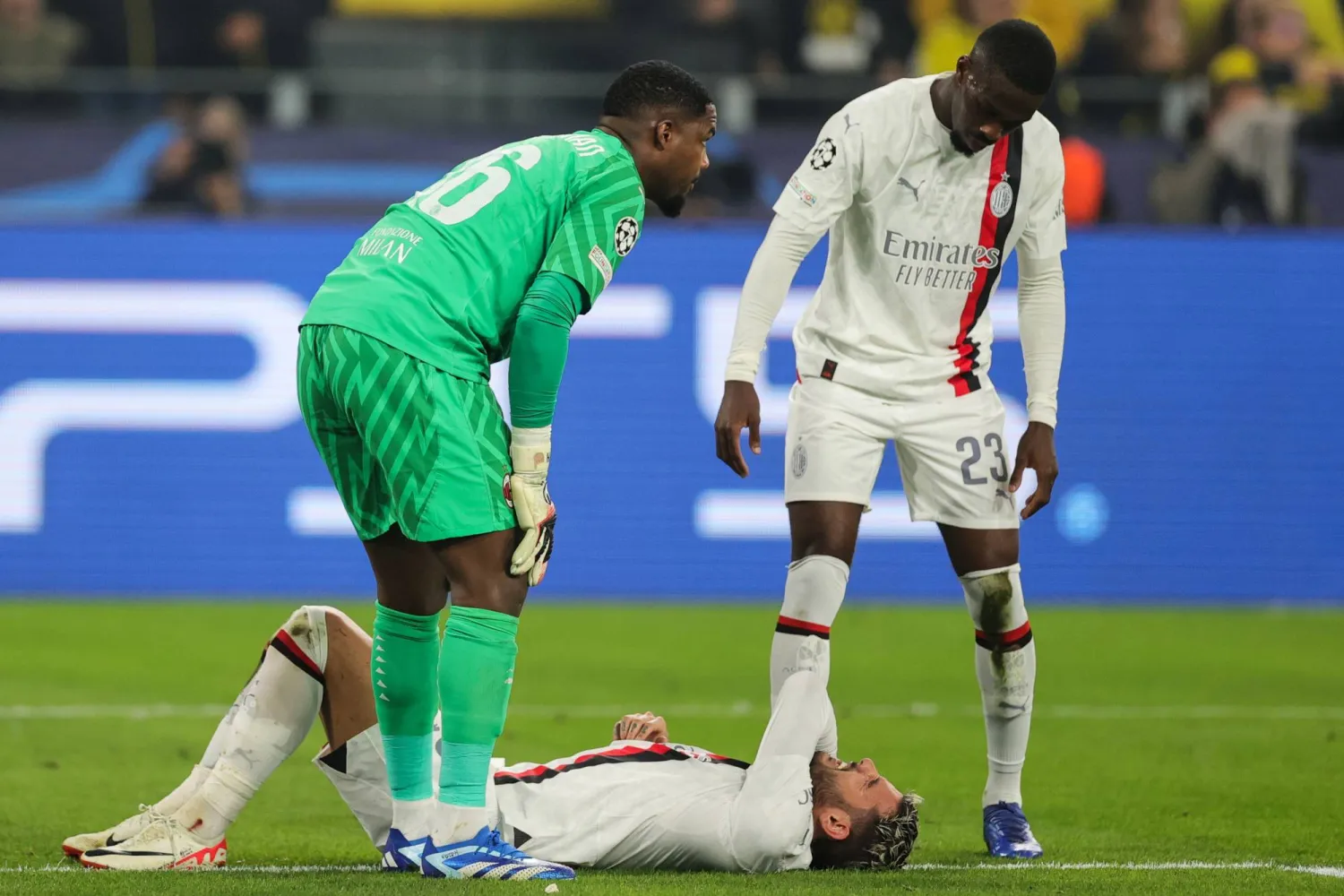 إصابة ثيو هرنانديز لاعب إنتر ميلان خلال مواجهة دورتموند في دوري الأبطال (إ.ب.أ)