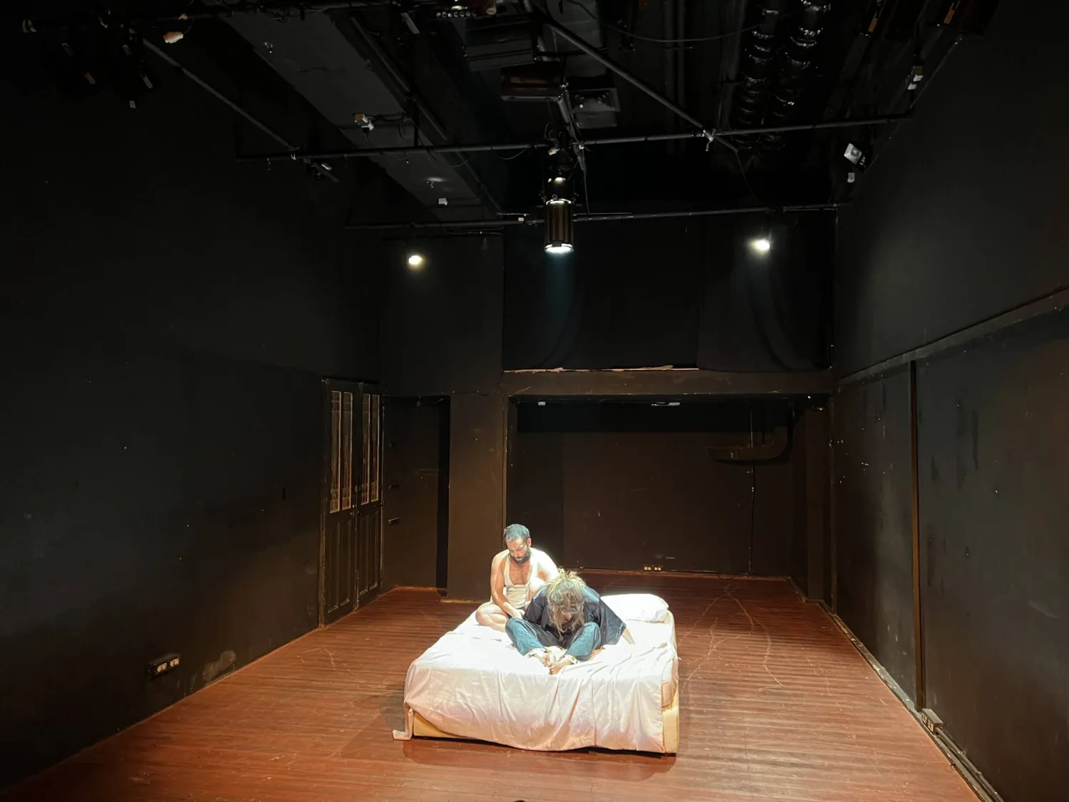 امرأة ورجل مُنهكان من المحاولة المنقوصة يخلطان المزاح بالجد (الشرق الأوسط)