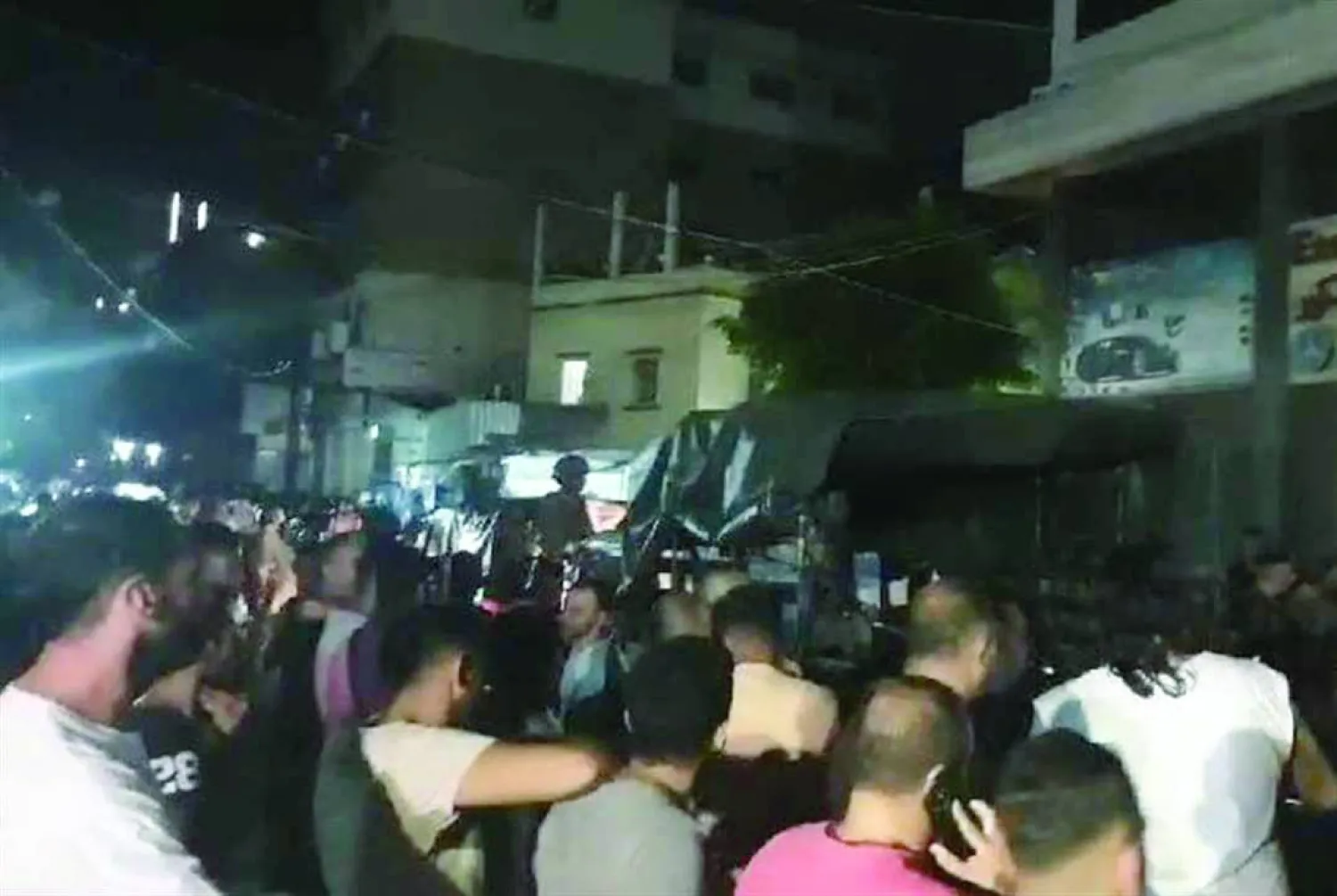 من الاشتباك الذي وقع في منطقة الدورة شمال بيروت بين لبنانيين وعمال سوريين (تويتر)