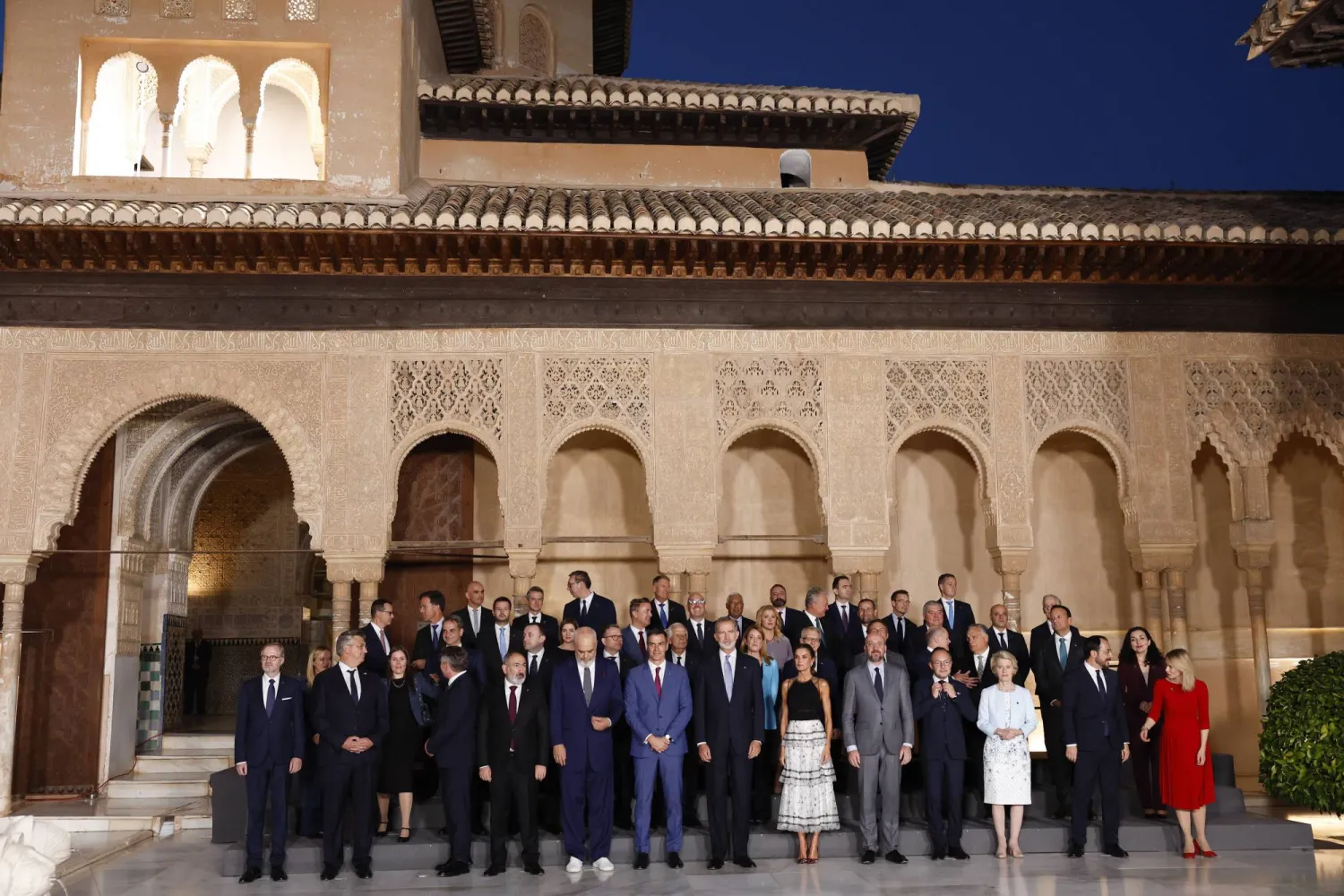 ملك وملكة إسبانيا يتوسّطان القادة الأوروبيين في قصر الحمراء (إ.ب.أ)