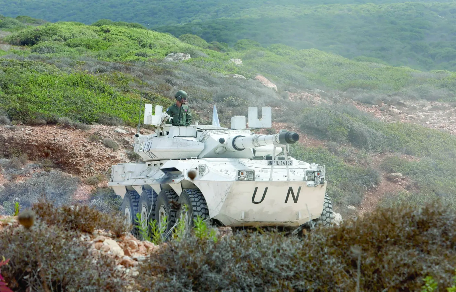 دورية لـ«يونيفيل» في بلدة الناقورة قرب الحدود اللبنانية - الإسرائيلية (رويترز)