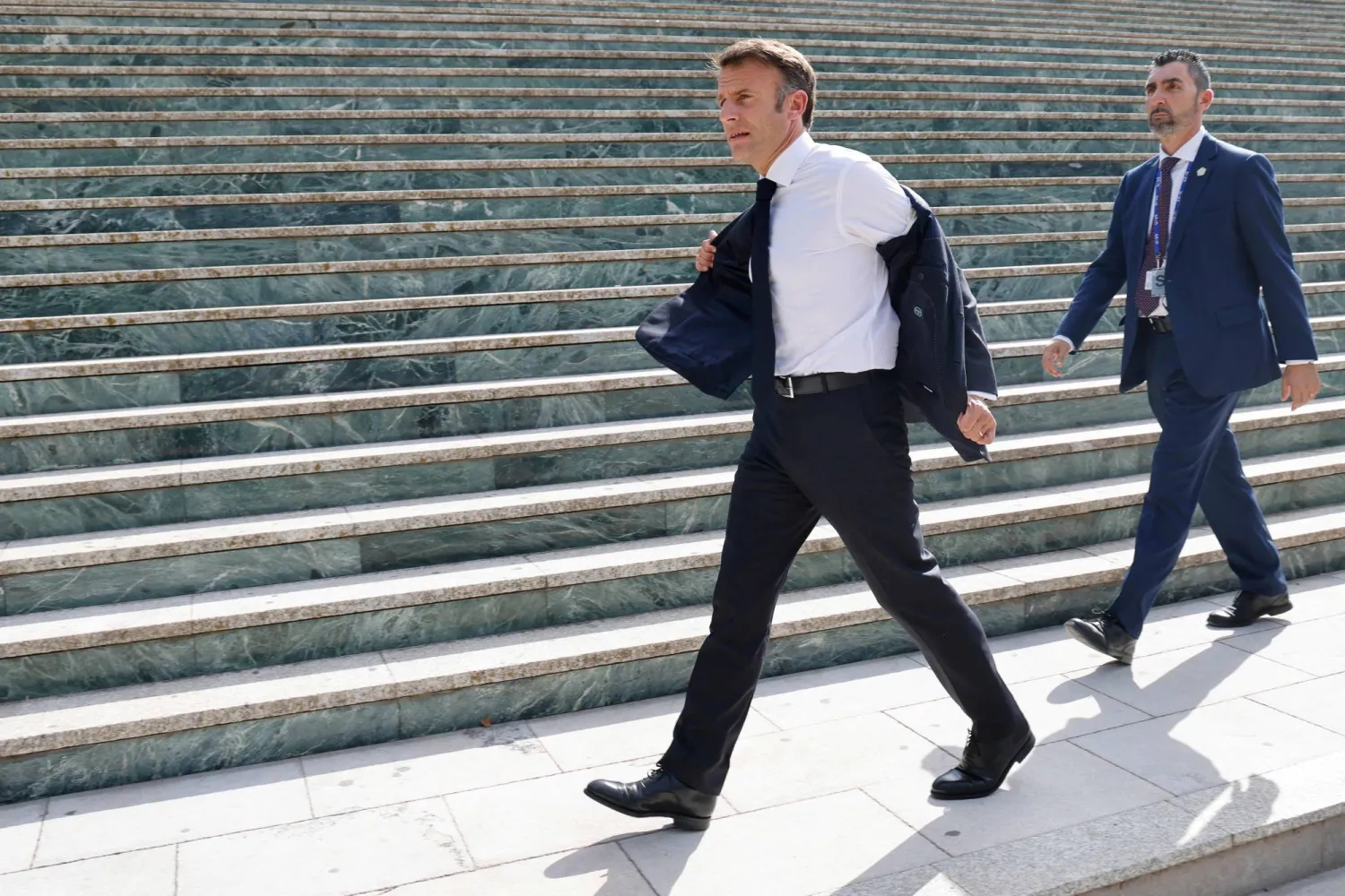 الرئيس الفرنسي إيمانويل ماكرون خارجاً من اجتماع القادة الأوروبيين في غرناطة الجمعة (أ.ف.ب)