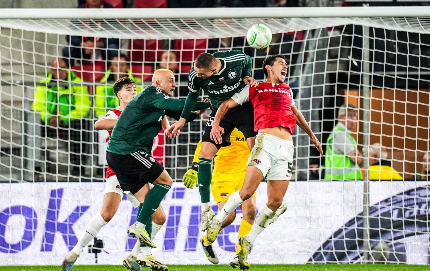 جانب من مواجهة ليغيا وارسو وألكمار والتي جمعت الفريقين الخميس الماضي (إ.ب.أ)