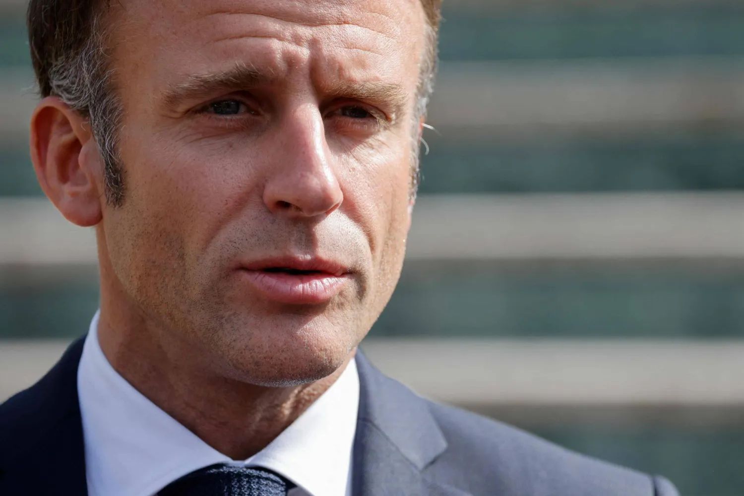 الرئيس الفرنسي إيمانويل ماكرون يتحدث إلى الصحافة في أثناء مغادرته بعد اجتماع غير رسمي للمجلس الأوروبي بقصر المؤتمرات في غرناطة (أ.ف.ب)