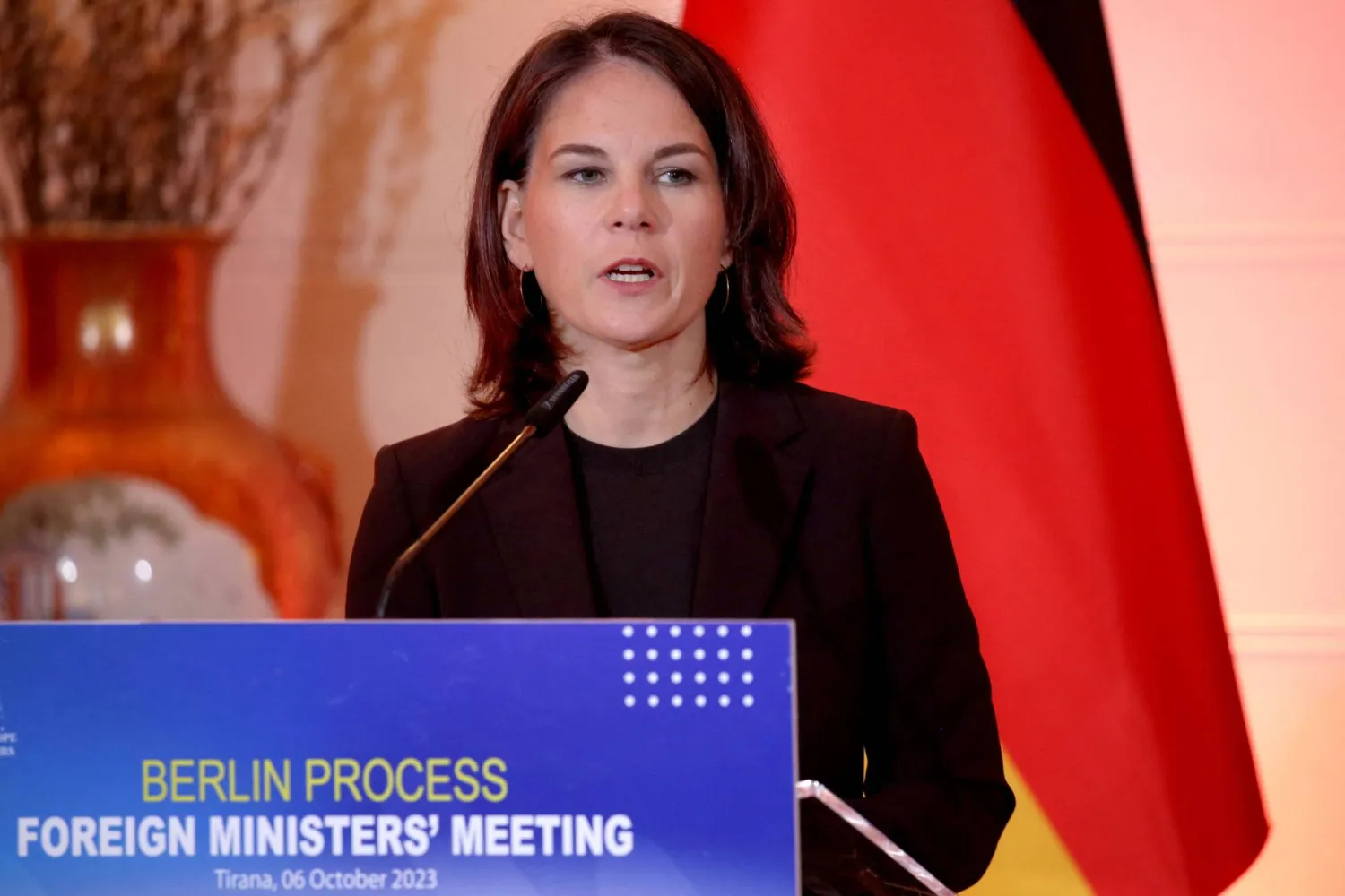 وزيرة الخارجية الألمانية أنالينا بيربوك تتحدث في تيرانا (أ.ف.ب)