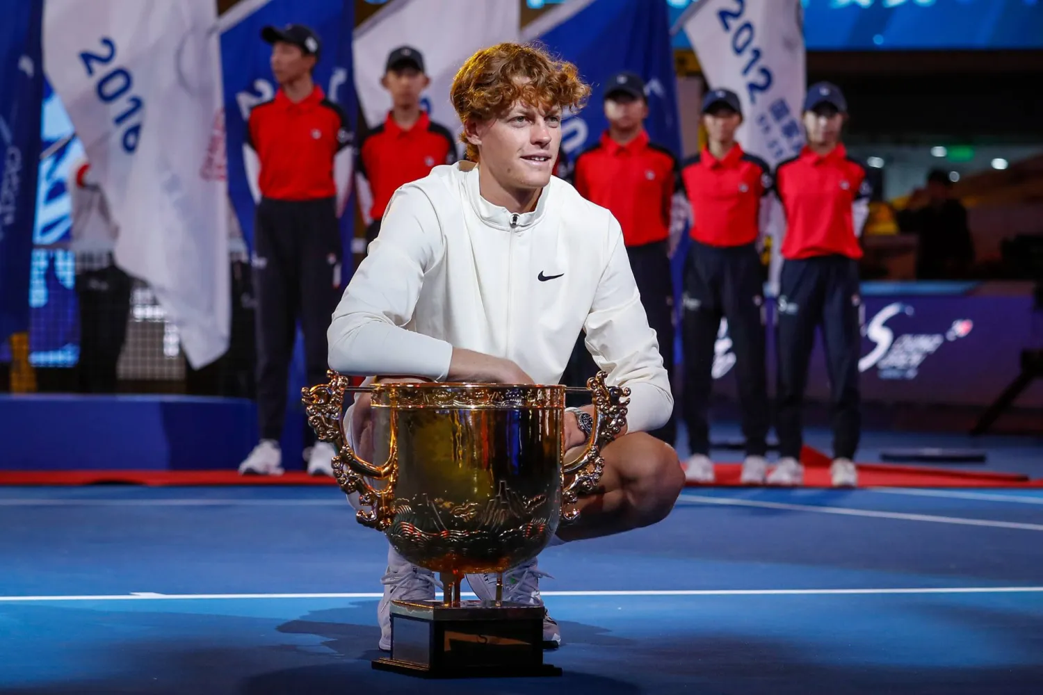 يانيك سينر خلال تتويجه بلقب بطولة دورة الصين المفتوحة (إ.ب.أ)