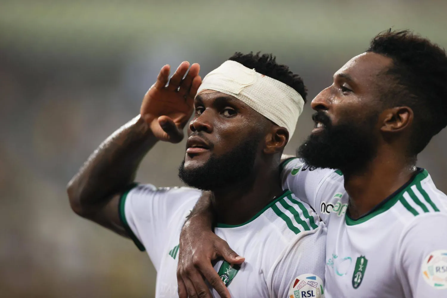 كيسيه محتفلاً بهدف الفوز مع زميله فراس البريكان (تصوير: عدنان مهدلي)