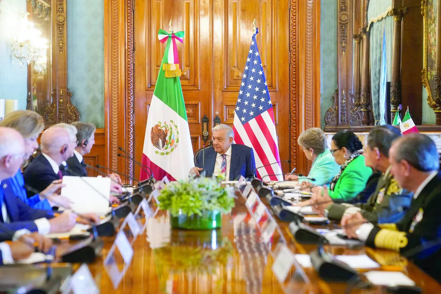 
الرئيس المكسيكي أندريس مانويل لوبيز أوبرادور مع وزير الخارجية الأميركي أنتوني بلينكن ووفود حكومية بمكسيكو سيتي في 5 أكتوبر (أ.ف.ب)