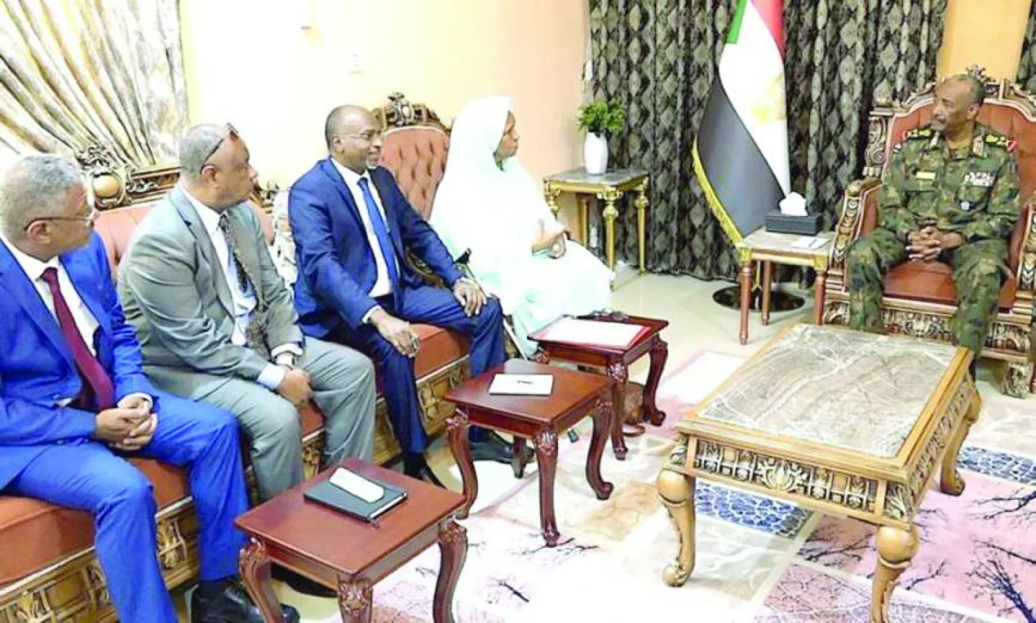 لقاء بين البرهان وأعضاء «الآلية الوطنية» الثلاثاء وبينهم عائشة موسى (سونا)