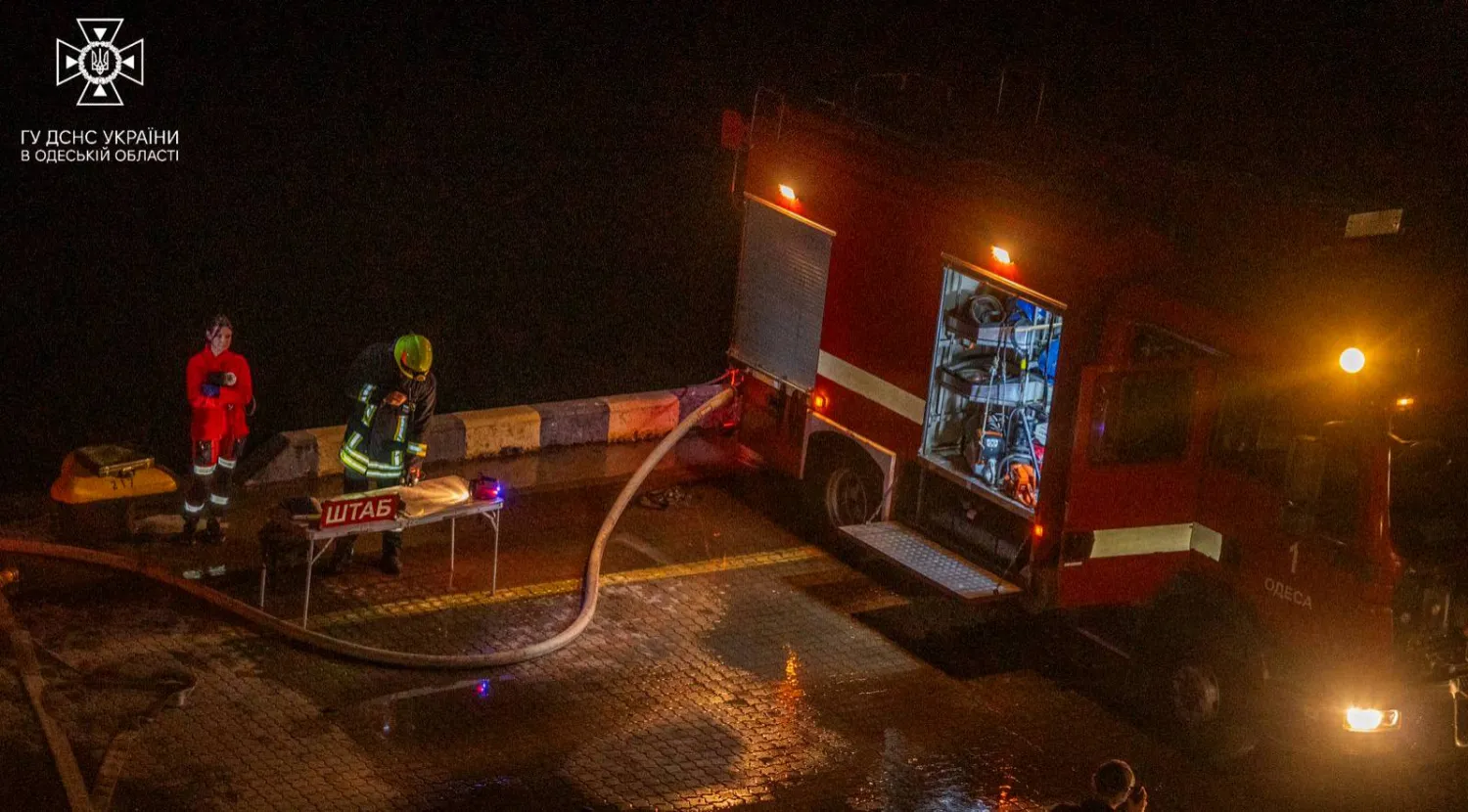 إخماد نيران اشتعلت في فندق خلال قصف سابق لأوديسا (أ.ف.ب)