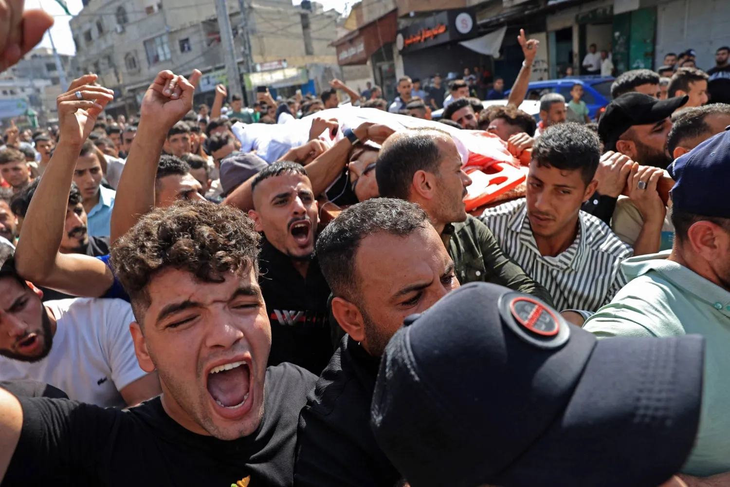 فلسطينيون يحملون جثمان رجلاً قضى بقصف إسرائيلي في خان يونس جنوب قطاع غزة (أ.ف.ب)