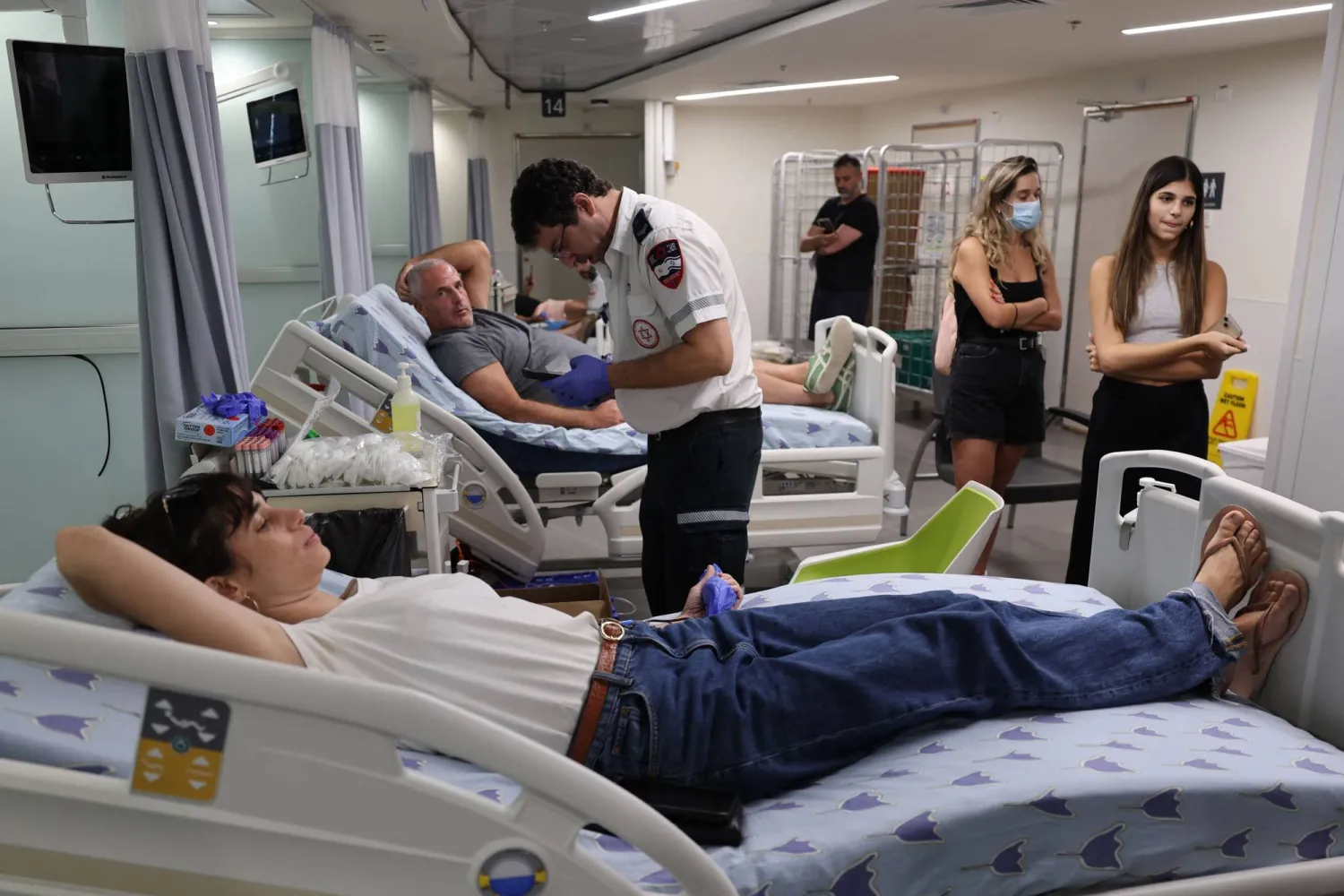 إسرائيليون يتبرعون بالدم في مستشفى في تل أبيب بعد إطلاق «حماس» عملية «طوفان الأقصى» (أ.ف.ب)