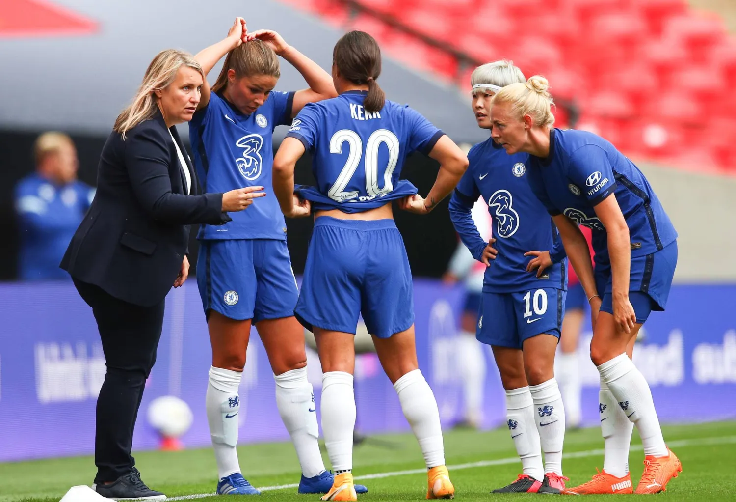 إيما هايز مدربة تشيلسي توجه اللاعبات خلال إحدى المواجهات في الدوري الإنجليزي للسيدات (غيتي إميجز)