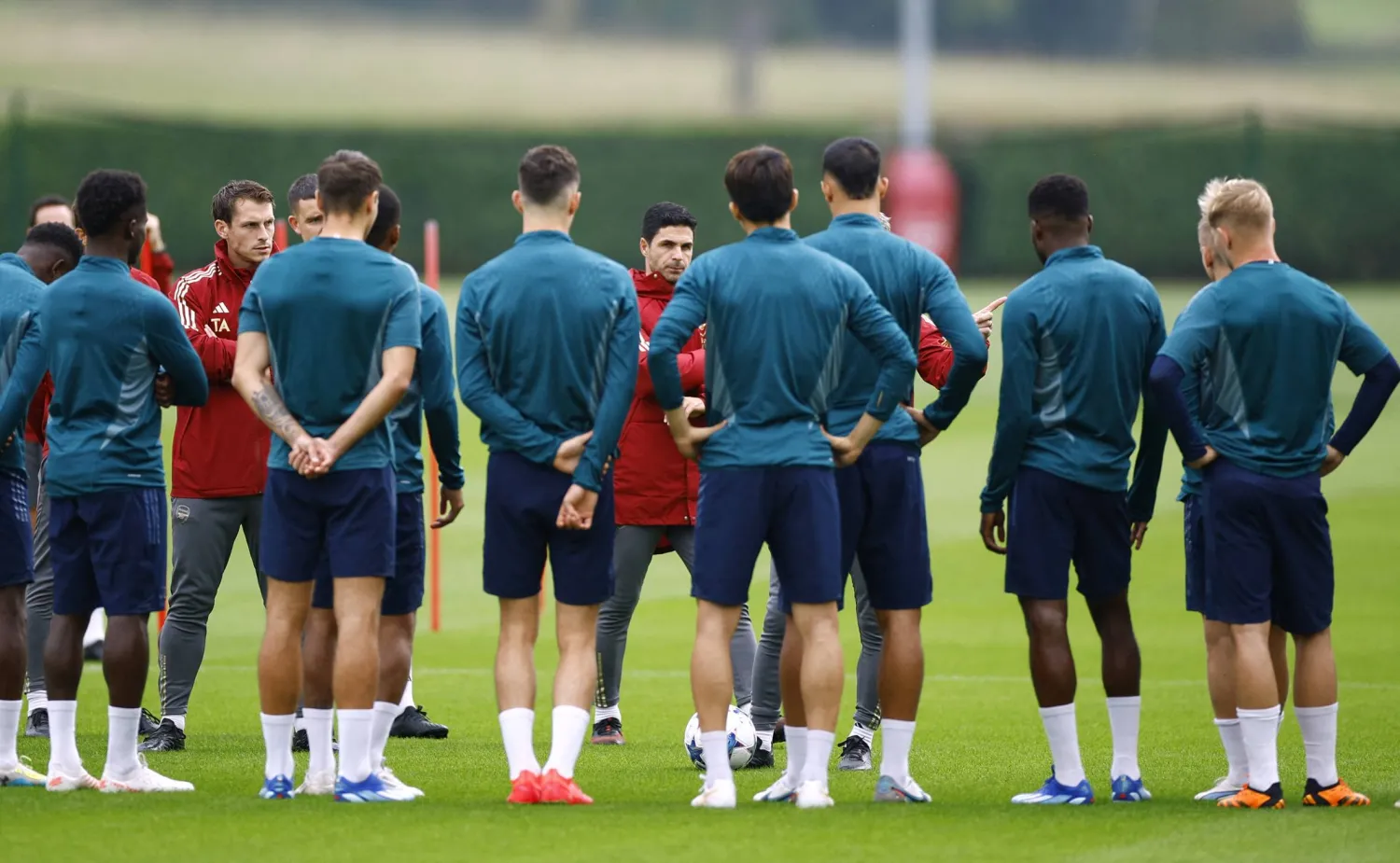 أرتيتا مجتمعاً باللاعبين خلال تدريبات أرسنال الأخيرة (رويترز)