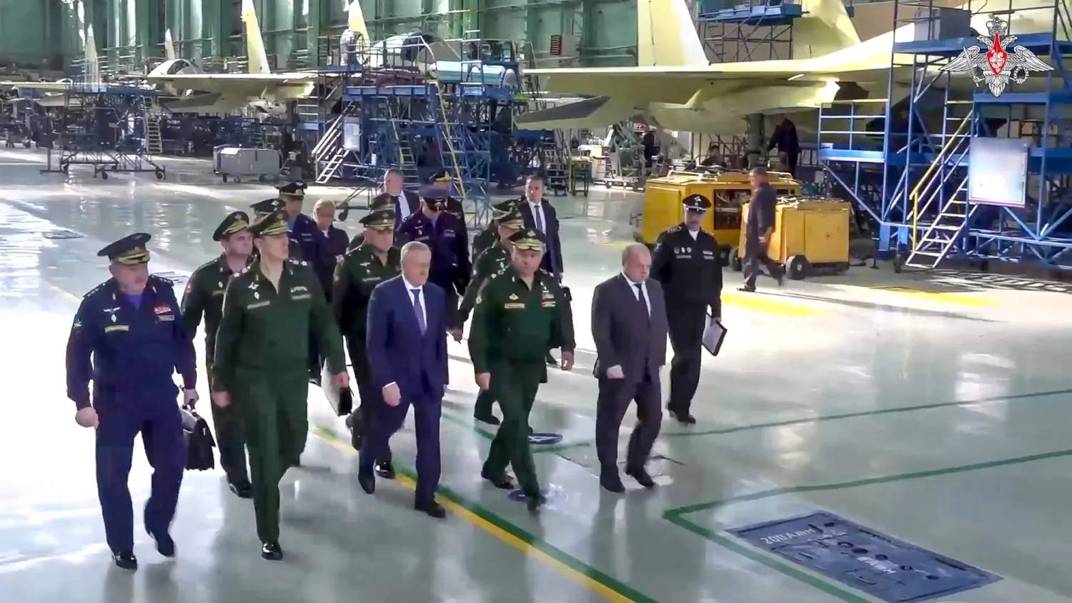 شويغو في موقع إنتاج الصواريخ (أ.ب)