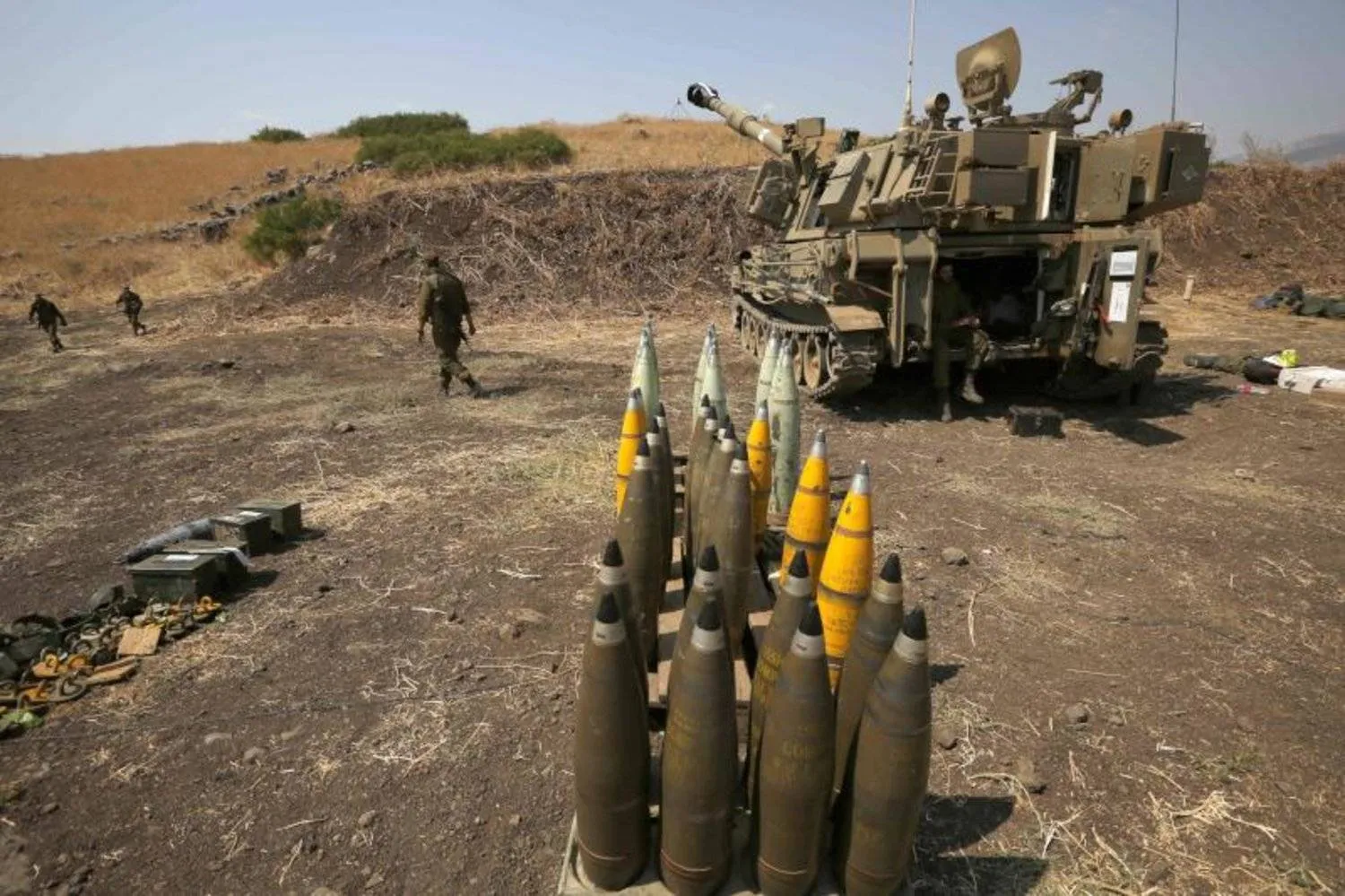 قوات إسرائيلية في المنطقة الحدودية مع لبنان (رويترز)