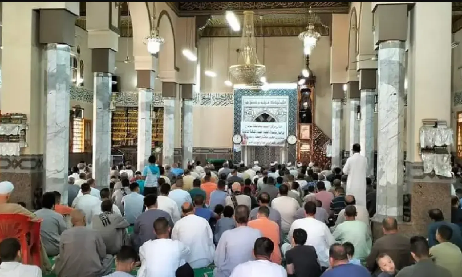 مصلون في أحد المساجد المصرية (وزارة الأوقاف)