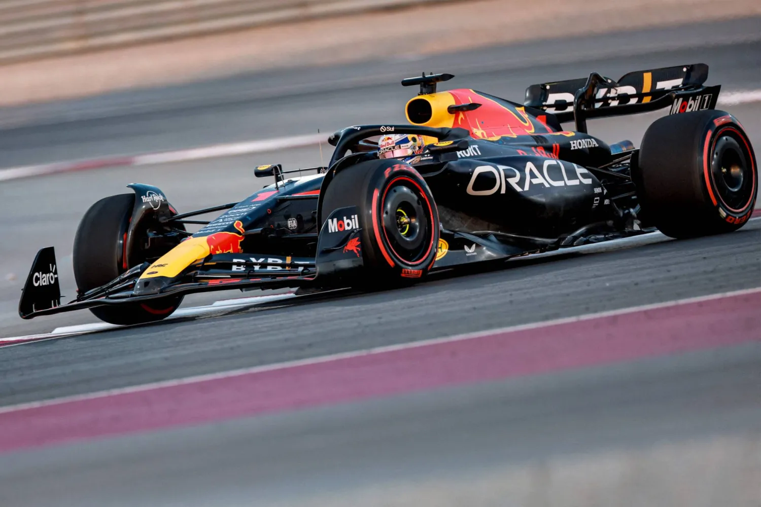 ماكس فرستابن خلال سباق السرعة «فورمولا1» المقامة في قطر (أ.ف.ب)