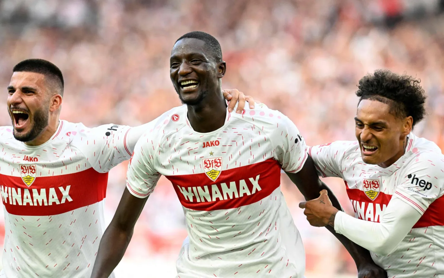 سيرهو غيراسي لاعب شتوتغارت ينطلق فرحاً بهدفه الثالث على فولفسبورغ في الدوري الألماني (أ.ف.ب)