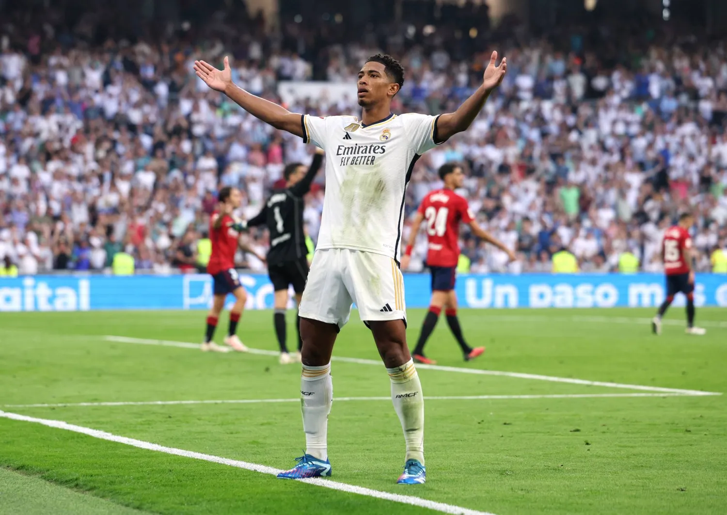 بيلينغهام فرحاً بأحد هدفيه على أوساسونا في الدوري الإسباني (رويترز)