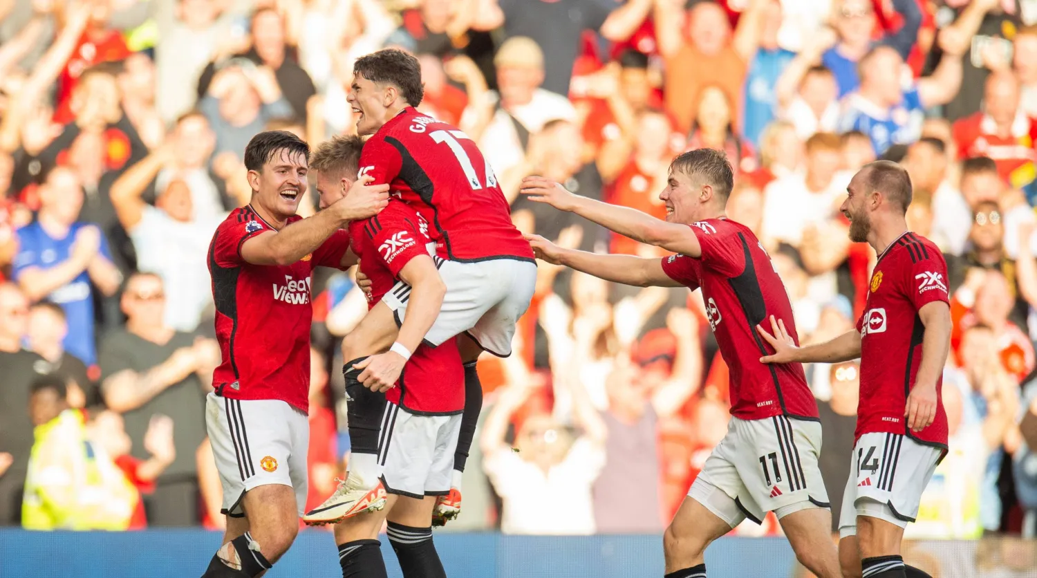 مكتوميني يتلقى تهنئة زملائه بتسجيل الهدف الثالث في شباك برينتفورد (إ.ب.أ)