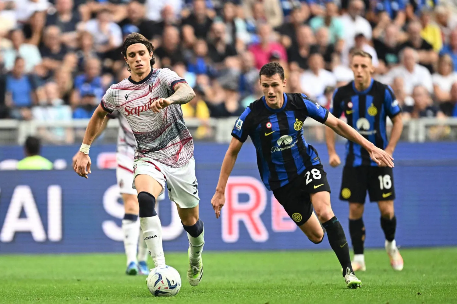 جانب من مواجهة إنتر ميلان مع ضيفه بولونيا في الدوري الإيطالي (أ.ف.ب)