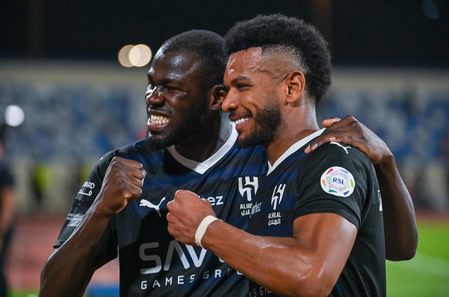علي البليهي يحتفل بانتصار فريقه الهلال (تصوير: علي خمج)