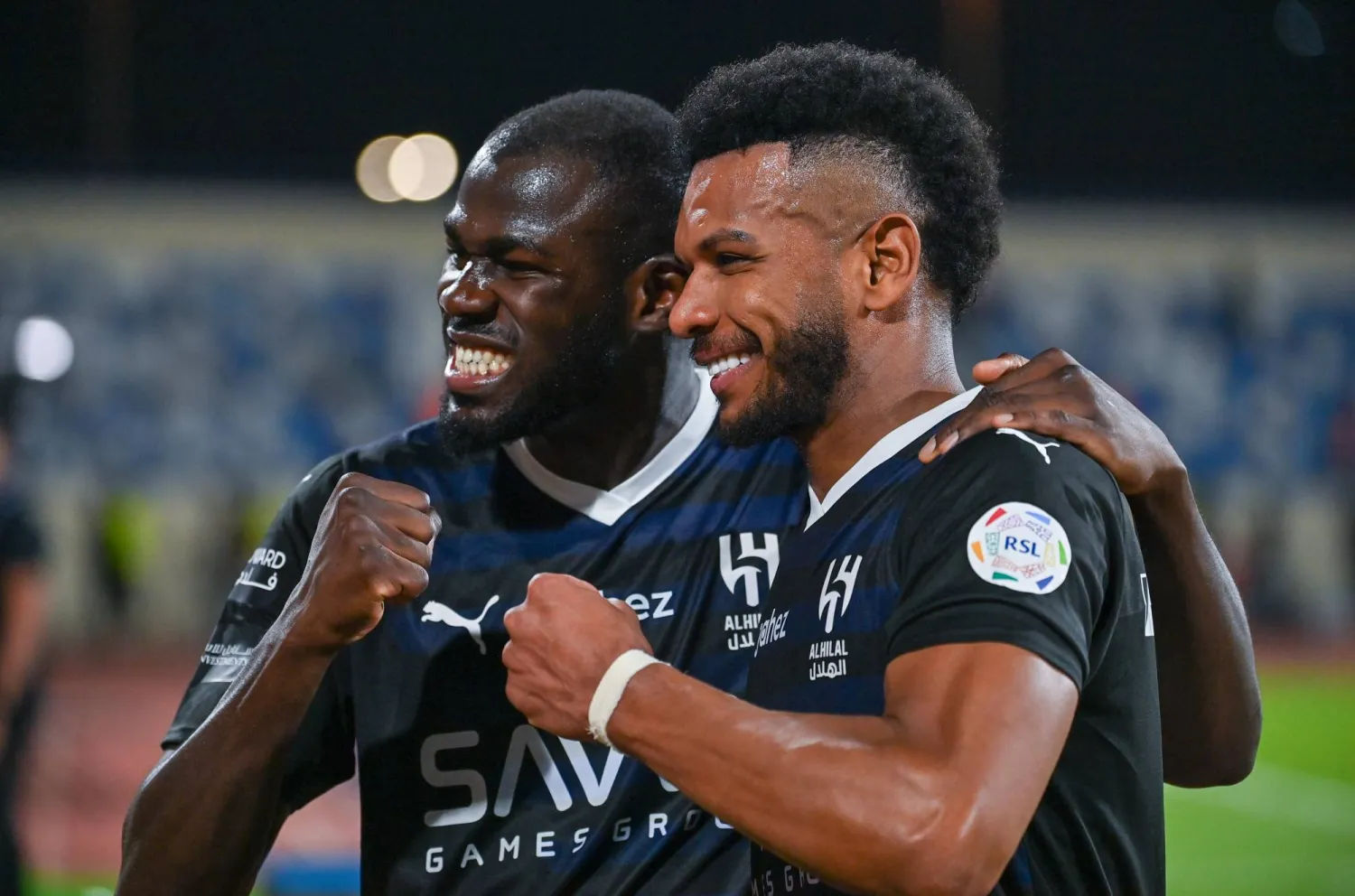 علي البليهي يحتفل بانتصار فريقه الهلال (تصوير: علي خمج)