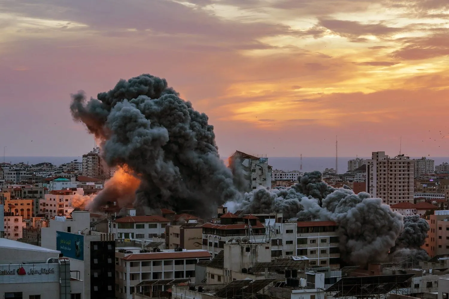 İsrail uçaklarının Gazze'deki Filistin Kulesi'ni bombalamasının ardından dumanlar yükseliyor (EPA)