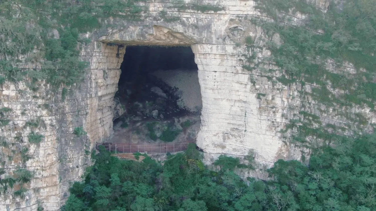 صورة للكهف من فيديو ليوتويب