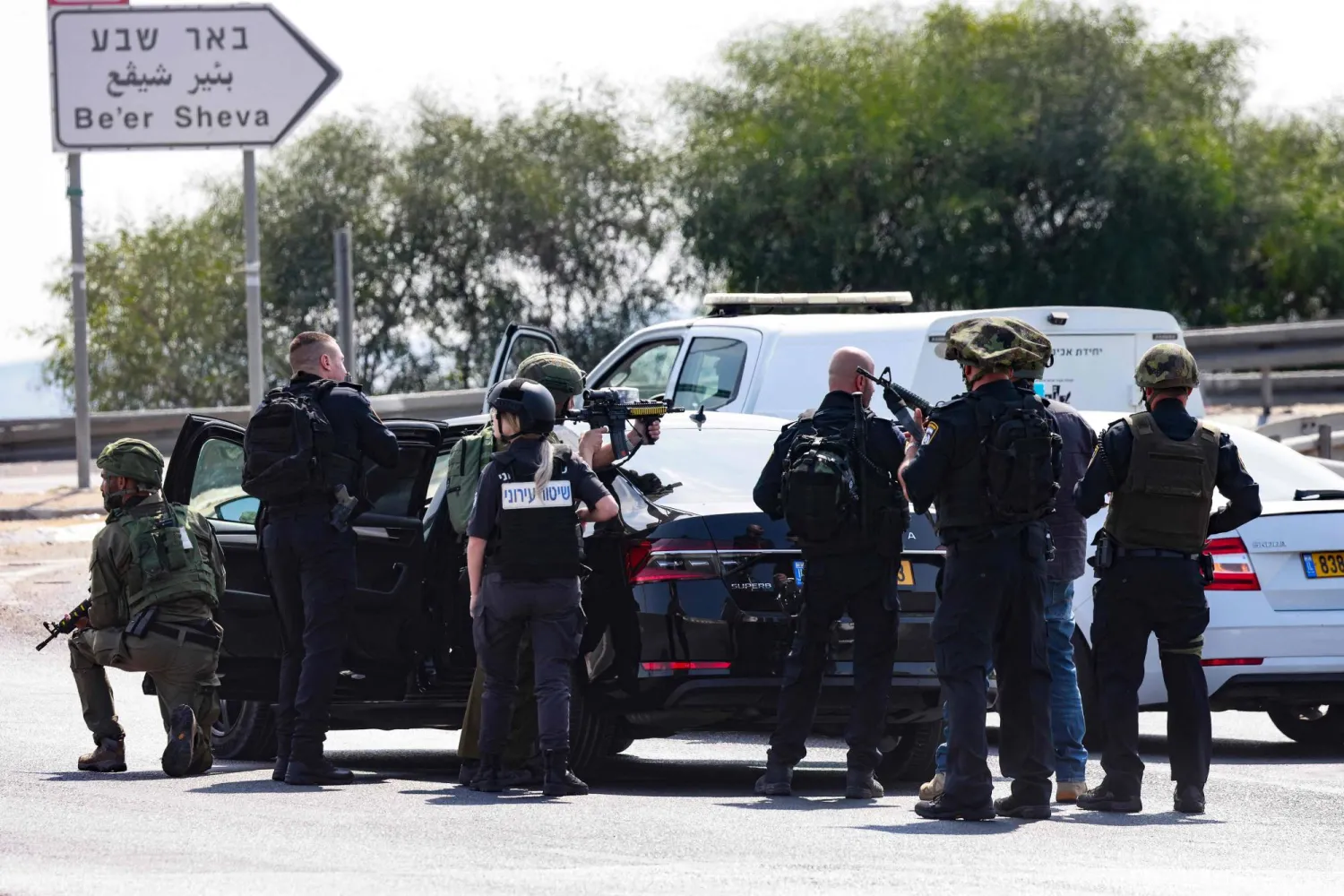 قوات الأمن الإسرائيلية تشارك في عملية بحث عن مسلحين فلسطينيين بالقرب من مدينة عسقلان الجنوبية (أ.ف.ب)