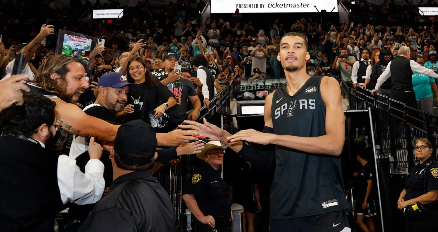 مركز فروست بانك جمع أكثر من 13 ألف متفرج لمشاهدة فريق سان أنتونيو (أ.ف.ب)